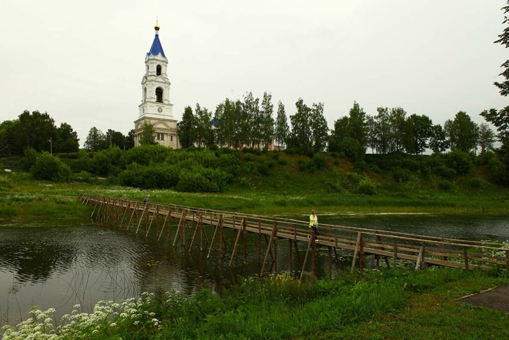 Деревянный мост через реку Кашинка в городе Кашин. Вид на Воскресенский кафедральный собор, который является памятником архитектуры конца XVIII – середины XIX вв. Тверская область