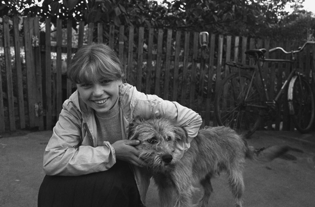 Девочка с собакой в новом поселке для эвакуированных из 30-километровой зоны Чернобыльской АЭС