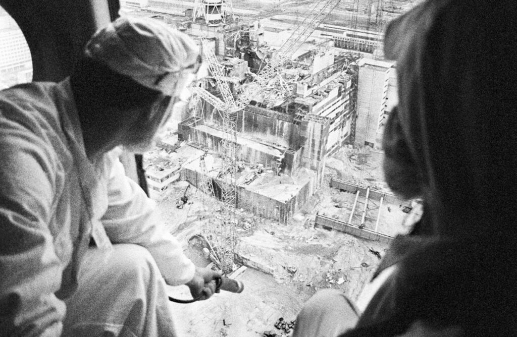 Дозиметристы составляют карту радиационной обстановки Чернобыльской АЭС