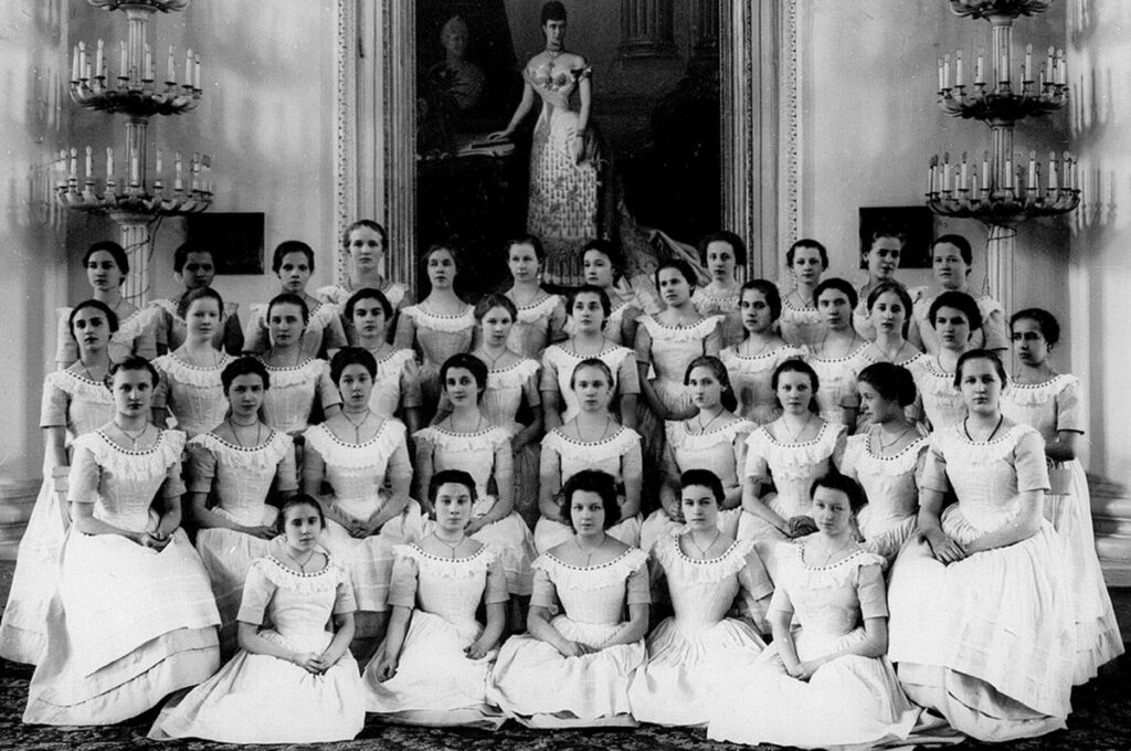 Последний выпуск воспитанниц Смольного института в Петрограде, 1917