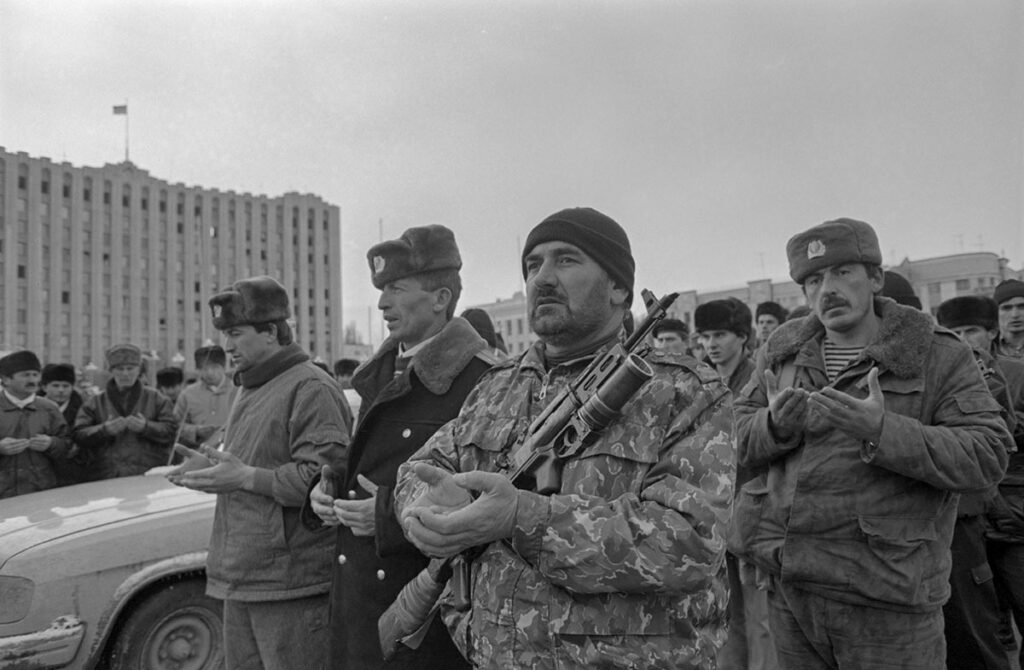 Грозный. 5 декабря 1994 г. Накануне войны. Авианалеты на Грозный прекратились, перед президентским дворцом продолжаются митинги. Бойцы дивизии особого назначения во время молитвы