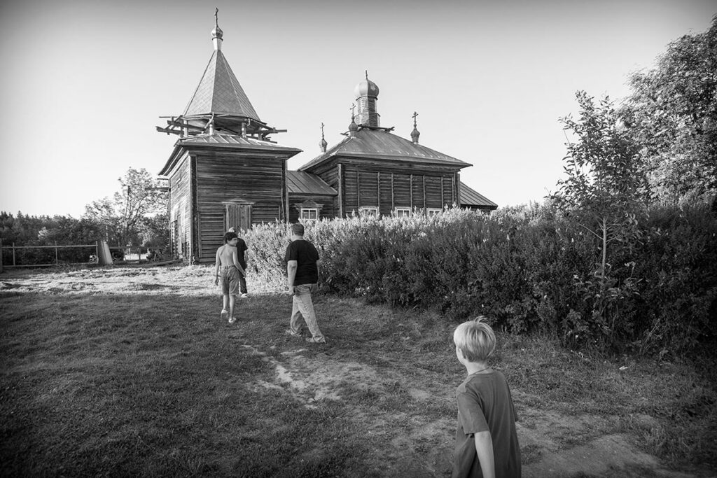 Вид храма, Дмитрий Озерский с сыновьями идет по тропинке к храму