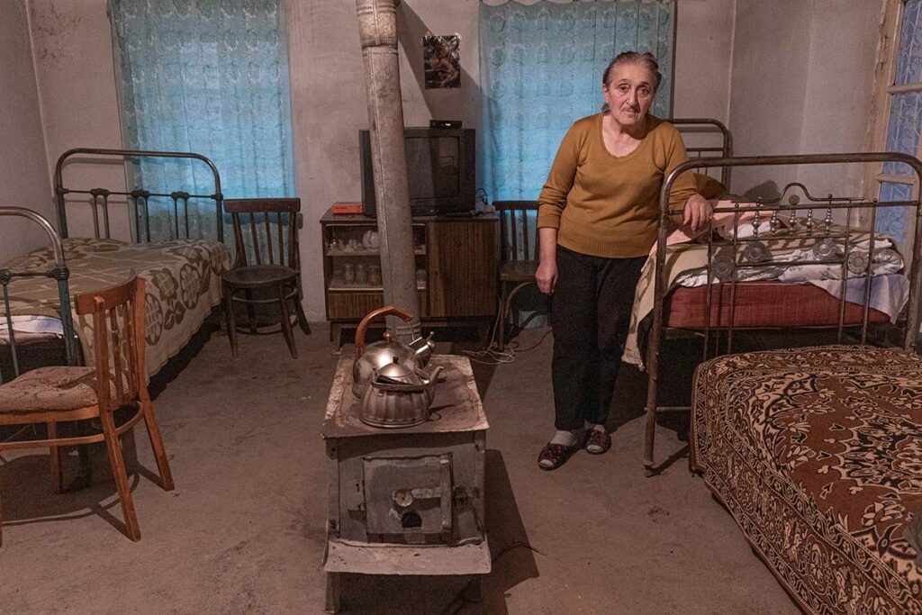 Наира Мирзоян (72 года), она с мужем Валерием бежали из Нагорного Карабаха и сейчас живут в свободном доме, который временно отдали беженцам