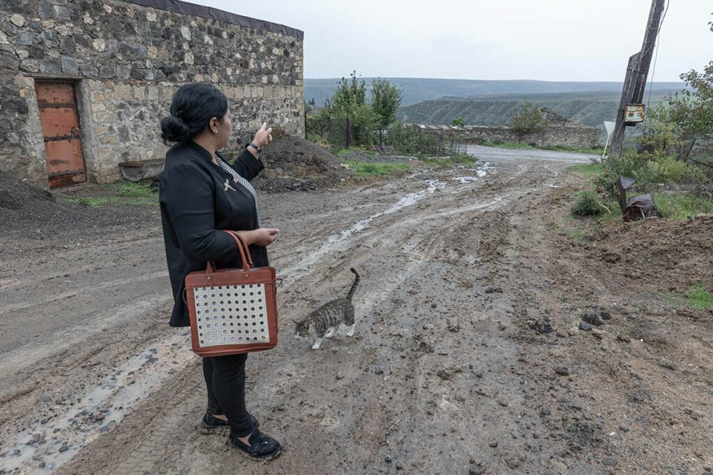 Корнидзор, окраина села. Лилит Карамуан указывает на расположение азербайджанского поста