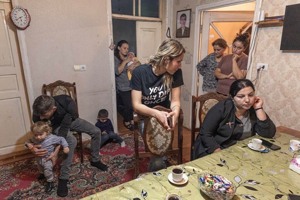 Беженцы из Карабаха в комнате