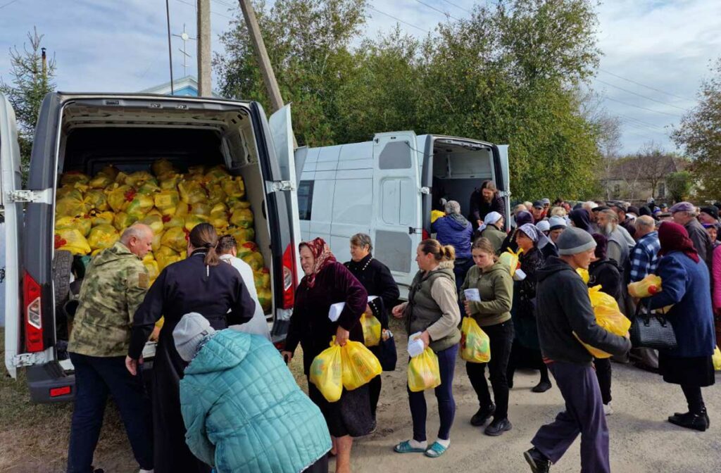 Раздача гуманитарной помощи