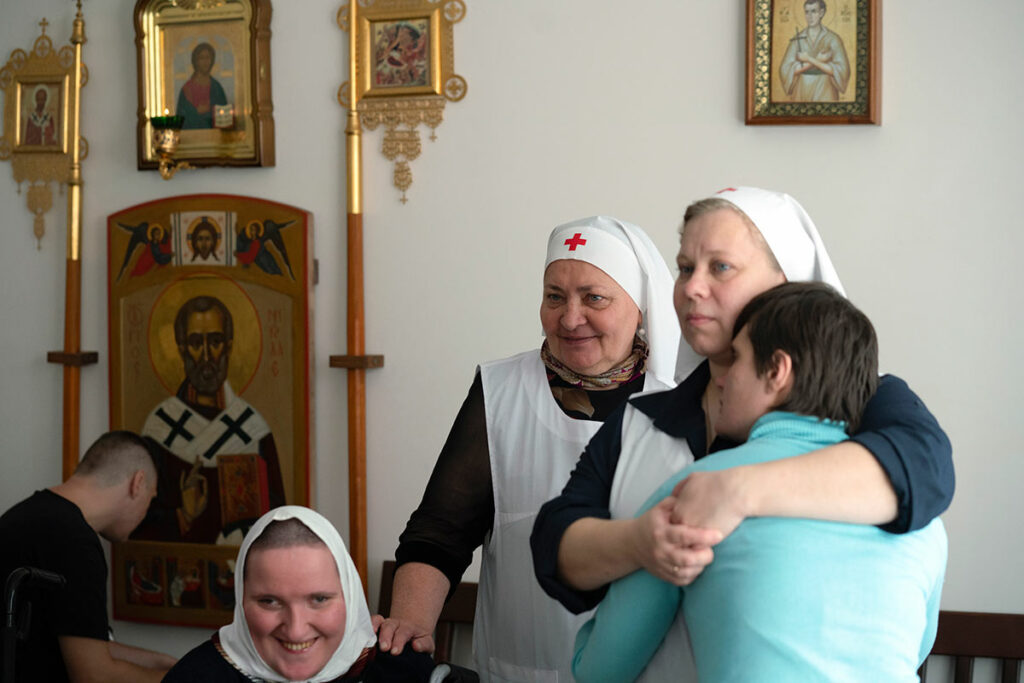 Ирина Колесникова с подопечными в домовой церкви