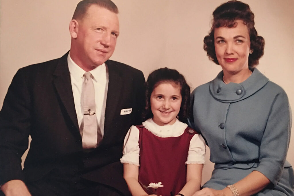 Линда Кэрол Троттер с приемными родителями