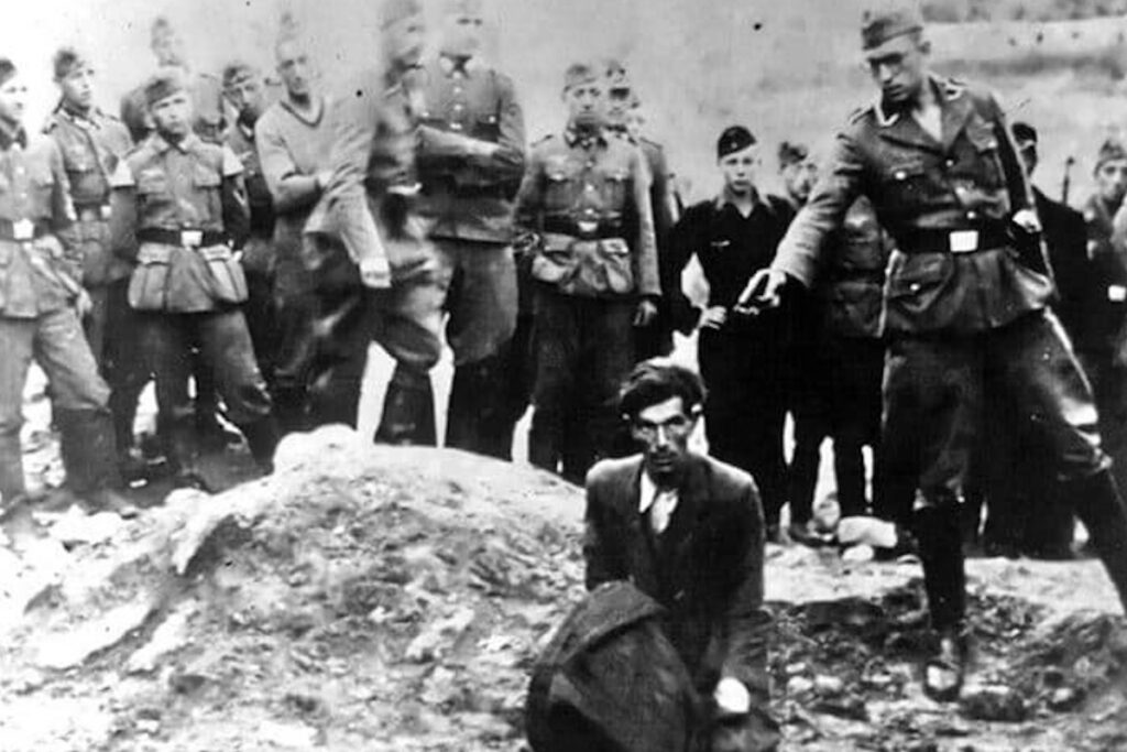 Фотография, из альбома немецкого солдата, возможно, причастного к убийствам евреев, является одним из самых известных снимков на тему Холокоста