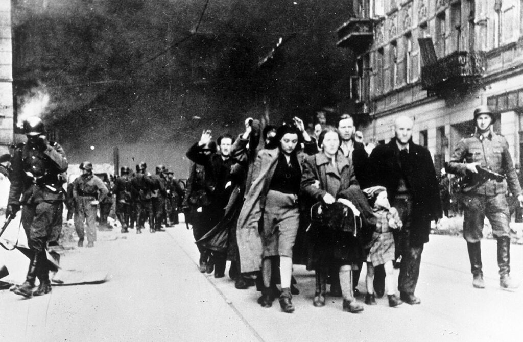 Жителей Варшавского гетто отправляют в лагерь смерти Треблинка. 1942 год