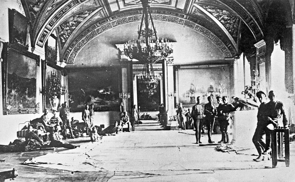 Юнкера охраняют членов Временного правительства в Зимнем дворце накануне Октябрьской революции 1917 года