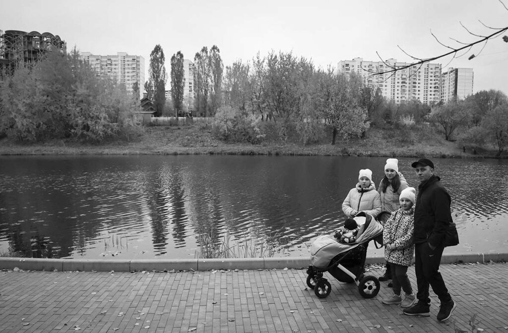 Семья Татьяны на фоне пруда