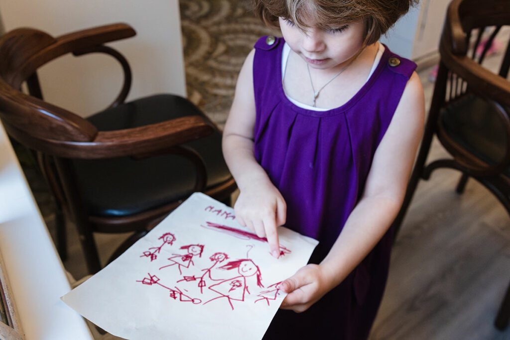 Младшая дочка показывает свои рисунки