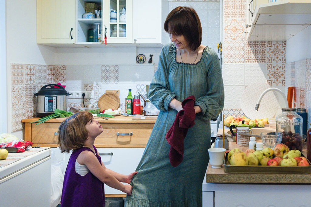 Женя с 5-летней дочкой на кухне