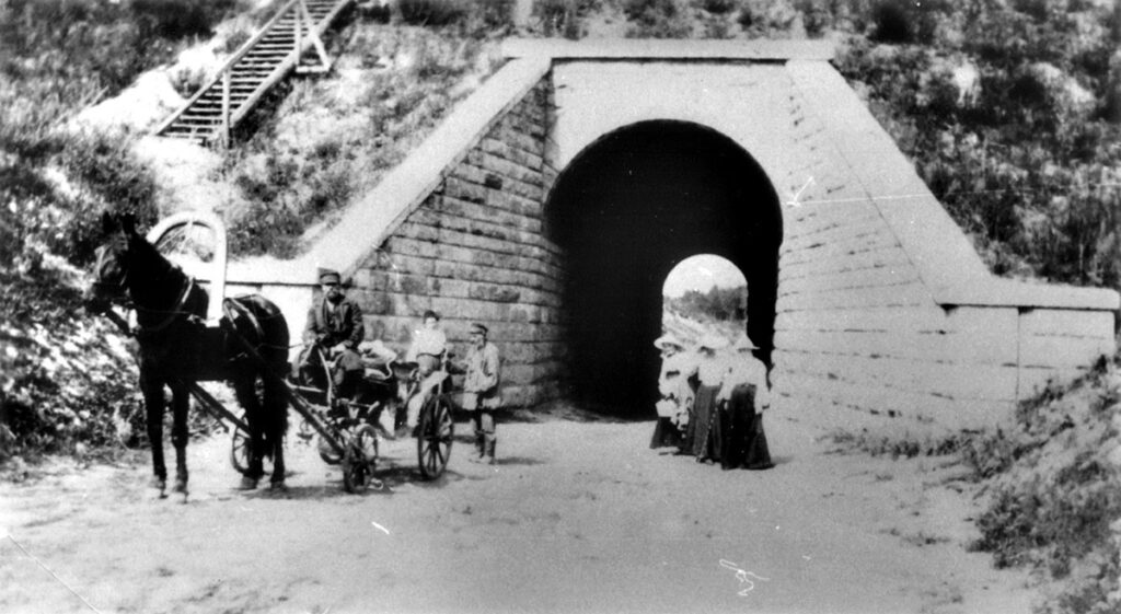 Железнодорожный переезд около усадьбы «Бугры» в начале XX века