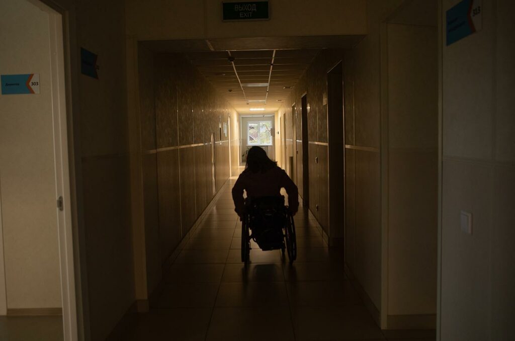 Ирина в коридоре здания