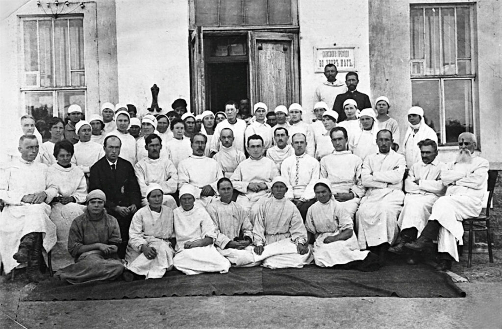 Медицинский персонал губернской больницы. Около 1922 года. Г.И.Суров во втором ряду 5-й слева