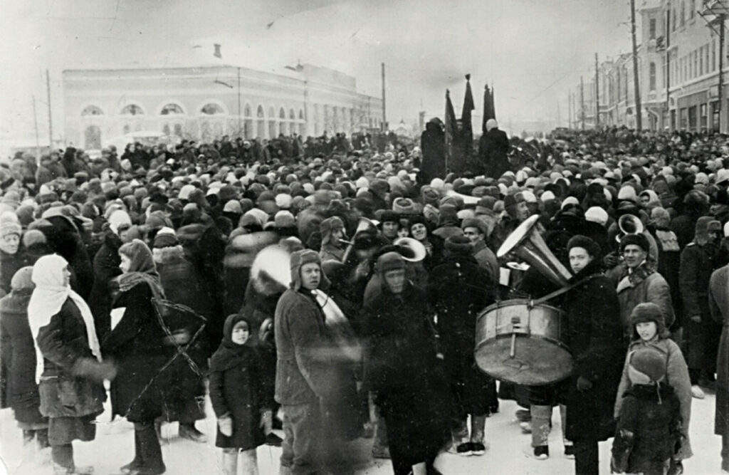 Похороны Григория Ивановича Сурова. Траурная процессия на улице Гончарова.