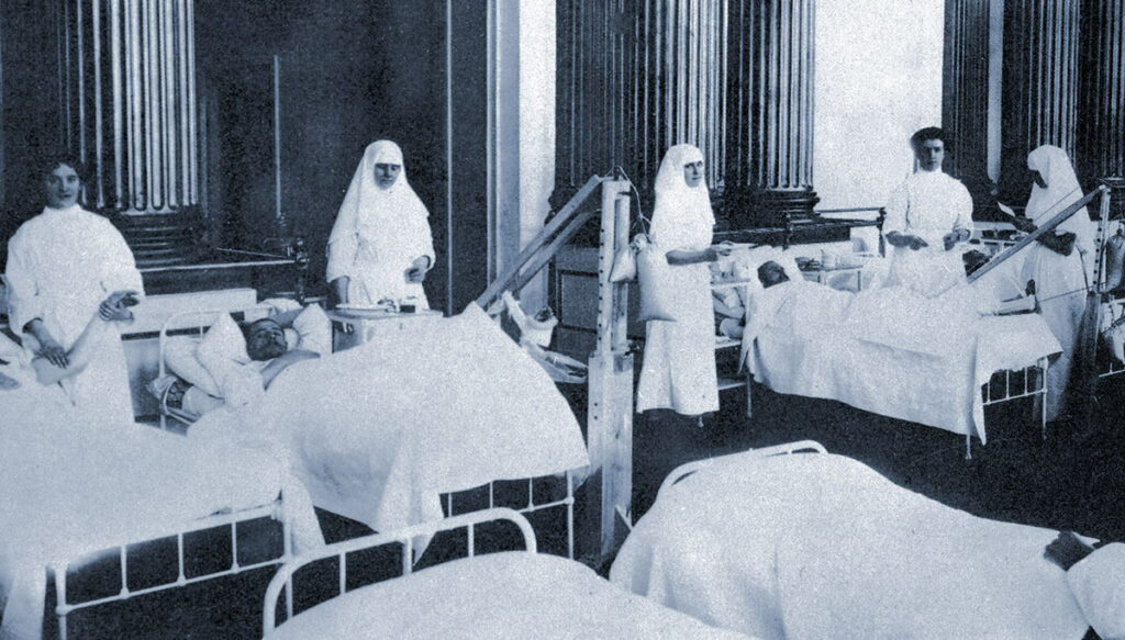 Медицинские сестры у постелей больных в лазарете в Императорском Зимнем дворце. Петроград, 1915