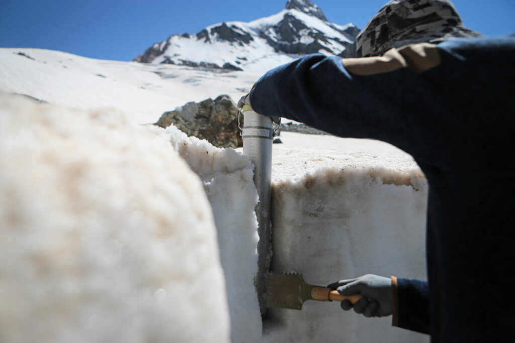Измерение плотности снега во время гляциологической экспедиции в долину ледника Джанкуат в национальном парке «Приэльбрусье» в Кабардино-Балкарии