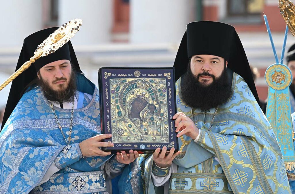 Священнослужители на крестном ходе в честь праздника обретения Казанской иконы Божией Матери в Казани