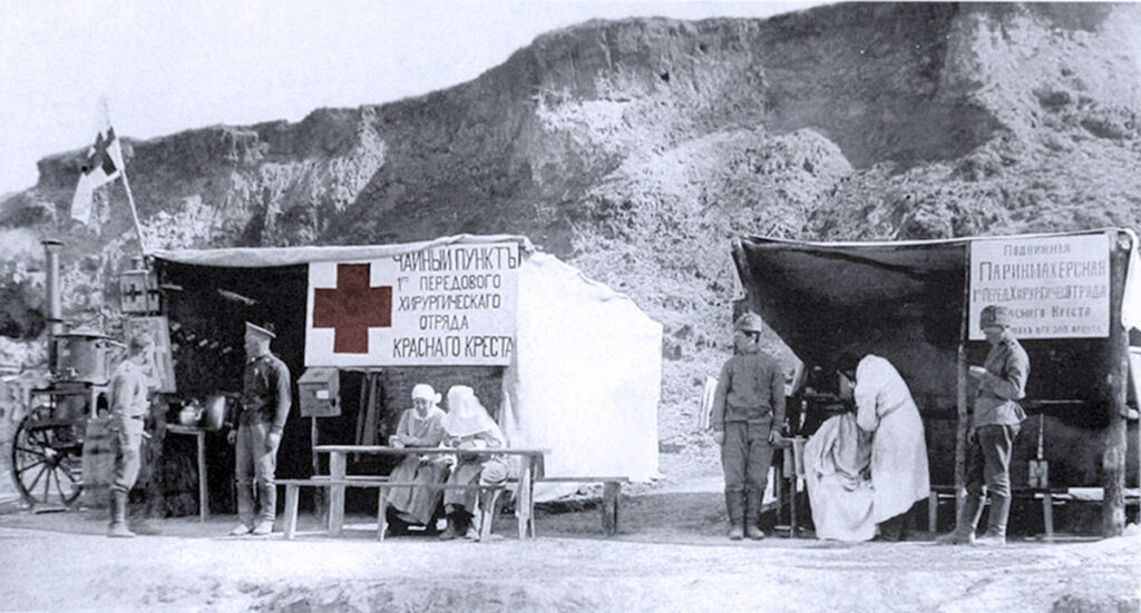 Чайный пункт и подвижная парикмахерская Красного Креста вблизи населенного пункта Чистилово. 1915-1916