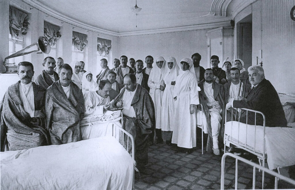 Раненые и медицинский персонал в палате лазарета Металлического завода. Петроград. 1915