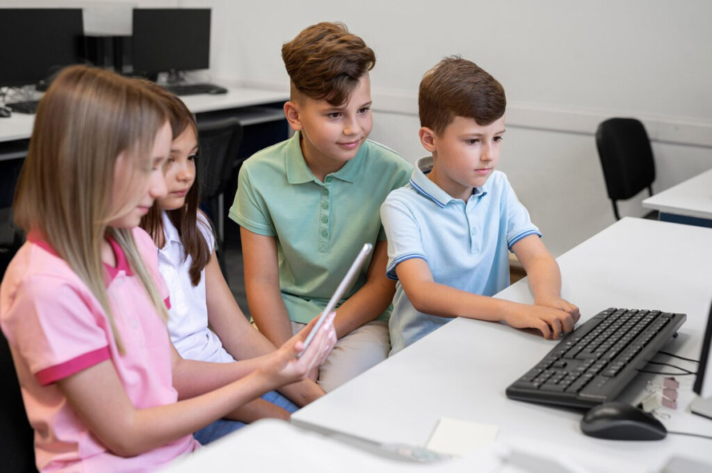 Дети в классе за компьютером