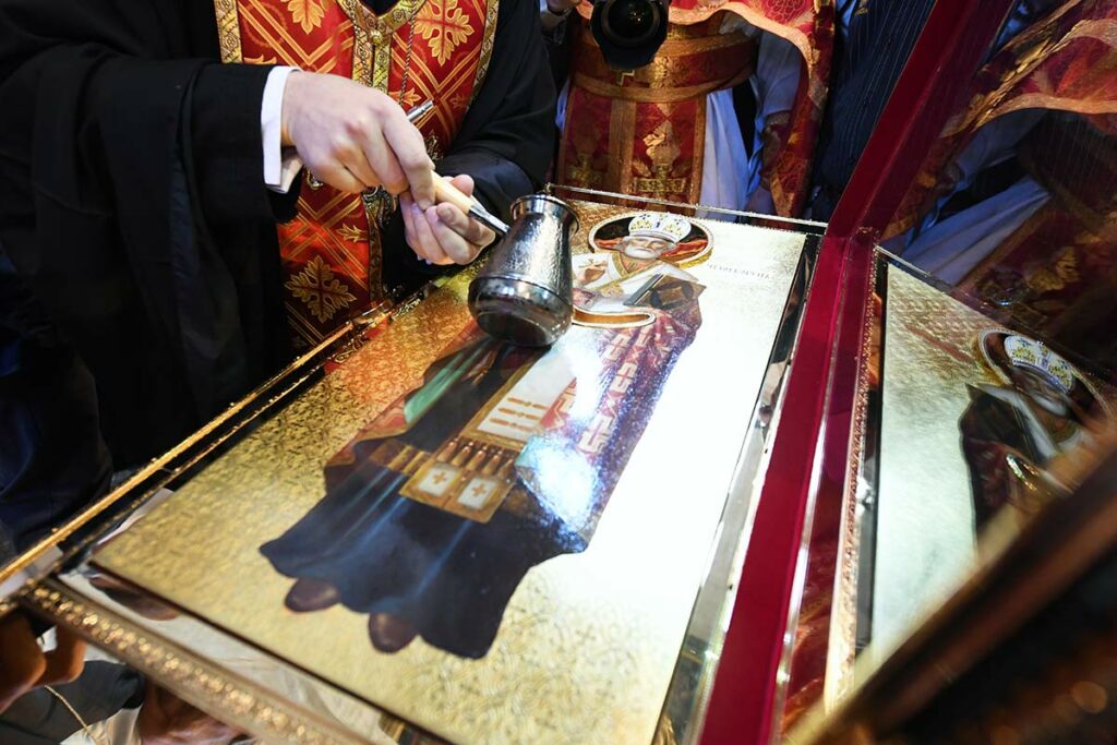 Ковчег с мощами святителя Николая Чудотворца в крипте Базилики Свт. Николая в Бари