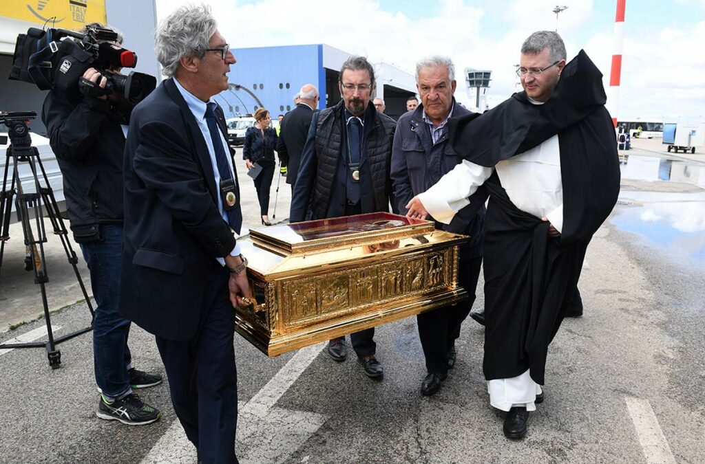 Отправка ковчега с мощами святителя Николая Чудотворца из Италии в Россию. Справа - приор (настоятель) Папской базилики в Бари Чиро Капатосто
