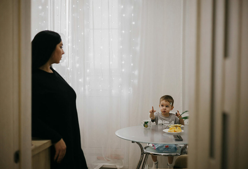 Светлана с сыном на кухне в своей квартире