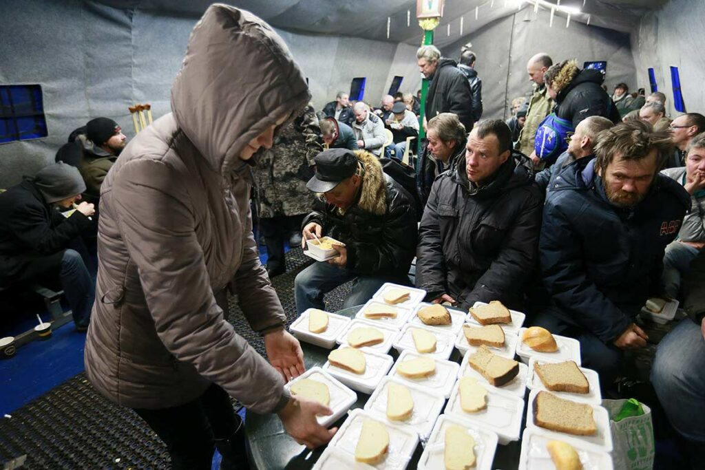 Раздача еды бездомным и людям в трудной жизненной ситуации, организованная православной службой «Милосердие»