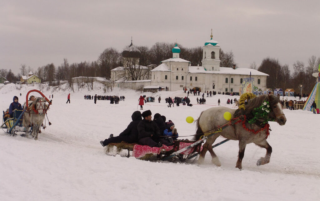 Псков. На фоне монастыря