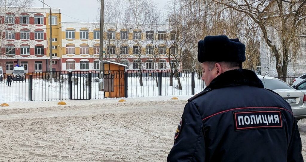 Полиция у гимназии №5 в Брянске
