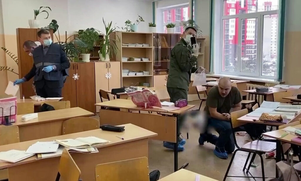 Сотрудники Следственного комитета РФ работают в гимназии №5 в Брянске, где восьмиклассница устроила стрельбу. Скриншот видео