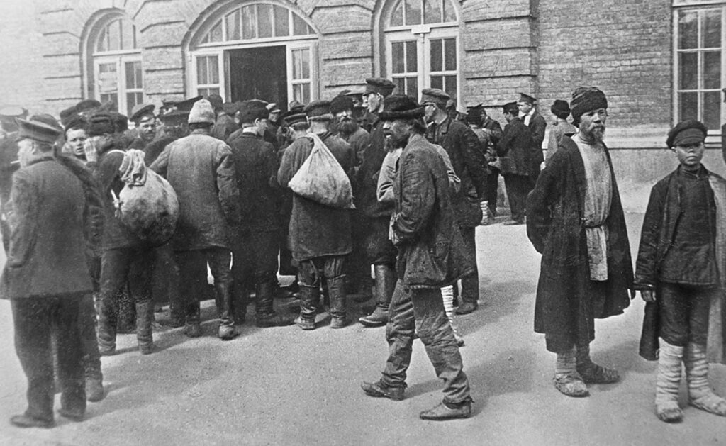 Морозовская биржа труда в Москве. 1914 г. Репродукция ТАСС