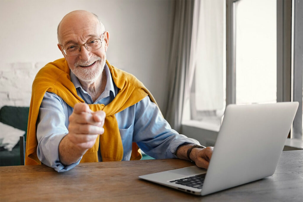 Дедушка за ноутбуком