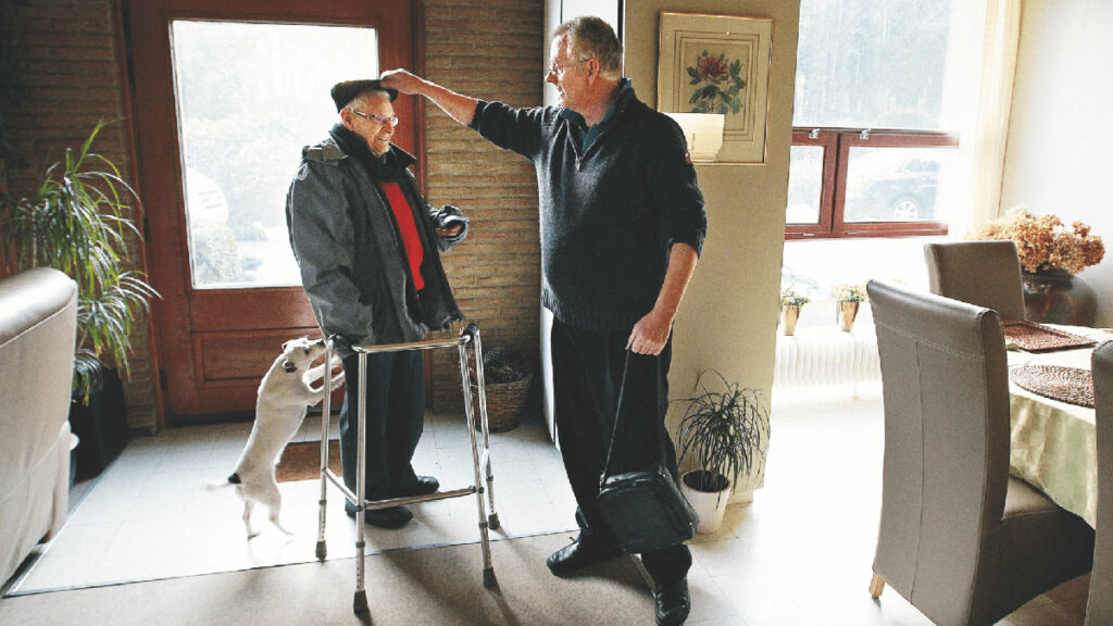 Артур Схоутен (справа) и 87-летний пансионер Дис Саймон