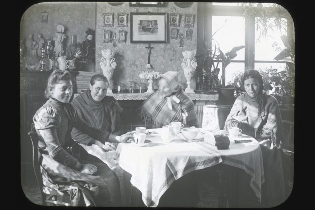 Пансионер в семье. Фото конец XIX – начало XX века