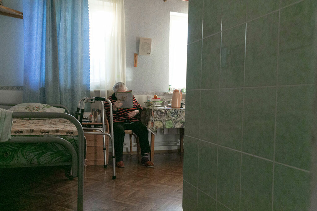Надежда Маслова, бывшая бездомная, в своей комнате