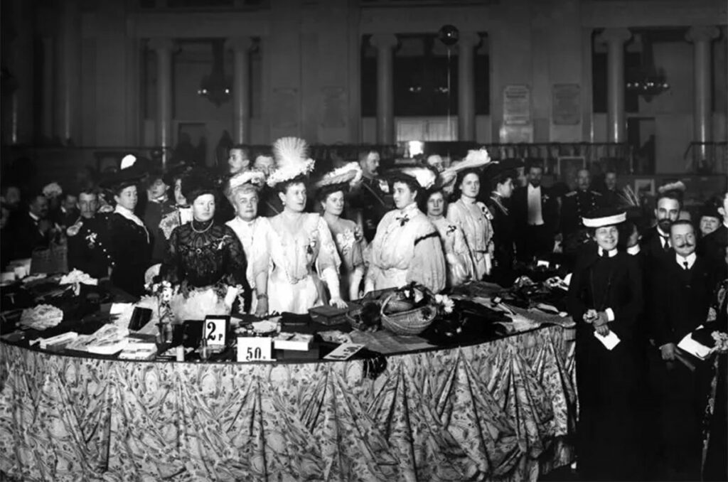 Благотворительный базар в Дворянском собрании; в центре – великая княгиня Мария Павловна; Санкт – Петербург; 27 декабря 1903 г.