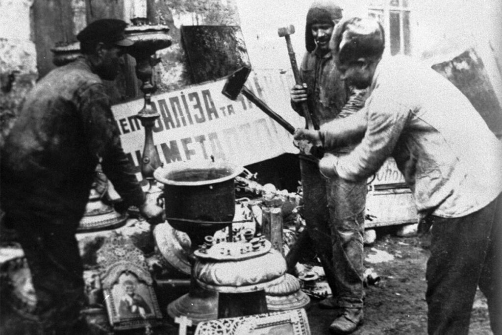 Рабочие Харьковского завода разбивают церковную утварь. Харьков, Украина, 1930 год