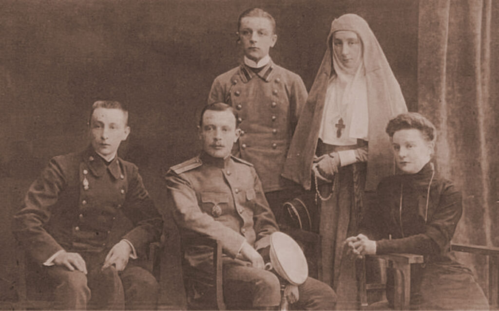 Княжна Мария Оболенская, сестра Марфо-Мариинской обители с братьями и сестрой