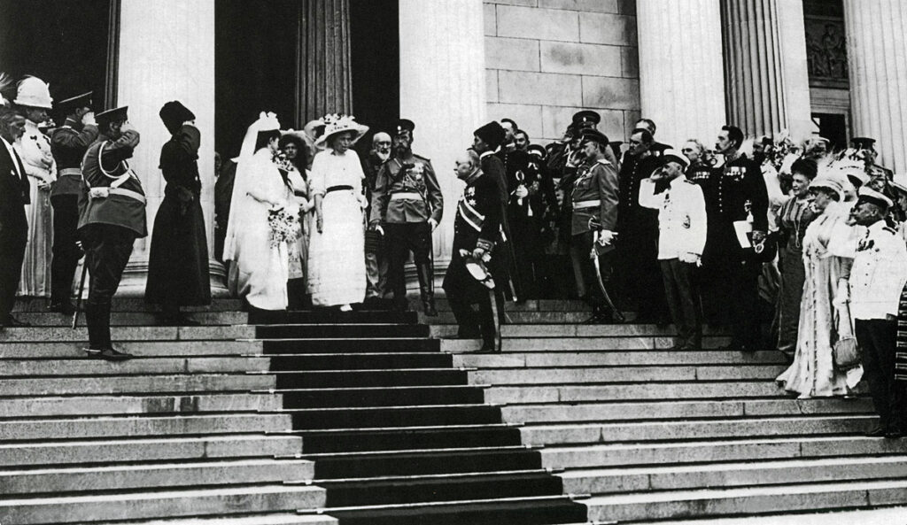 Царская семья во главе с Николаем II и меценат Юрий Нечаев-Мальцов на церемонии открытия музея, 1912 год