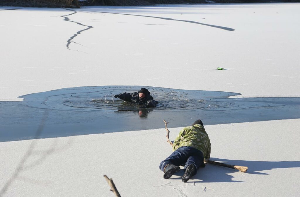 Учения МЧС по спасению людей, провалившихся под лед, в Белгороде.