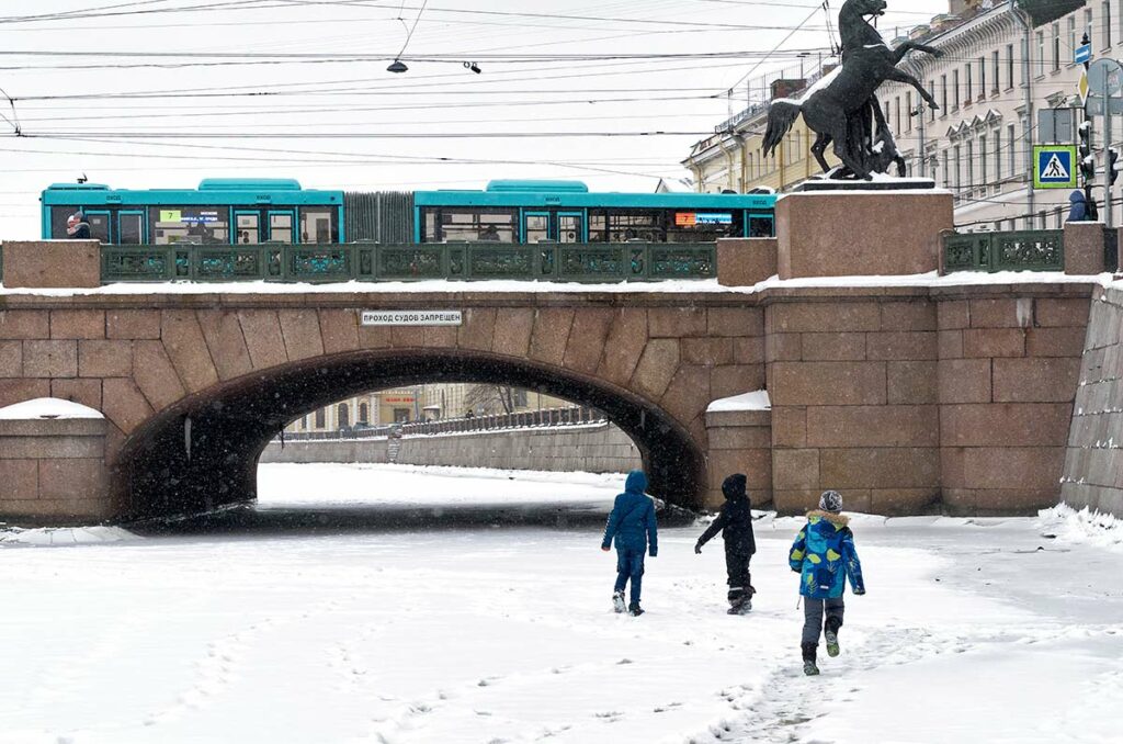 Дети на льду реки Фонтанки под Аничковым мостом в Санкт-Петербурге