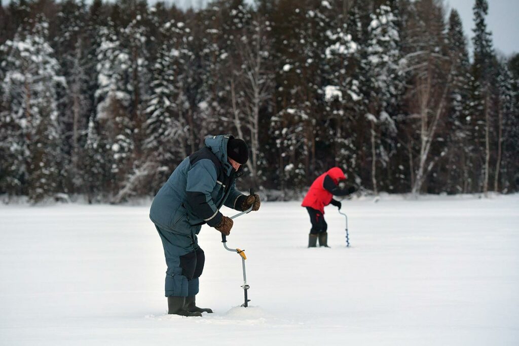 Рыбаки на озере Таватуй в Свердловской области