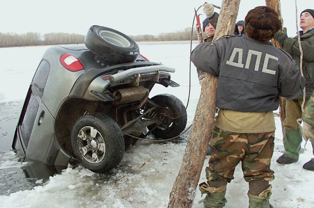 Автомобиль, провалившийся под лед в 30 метрах от берега Волги