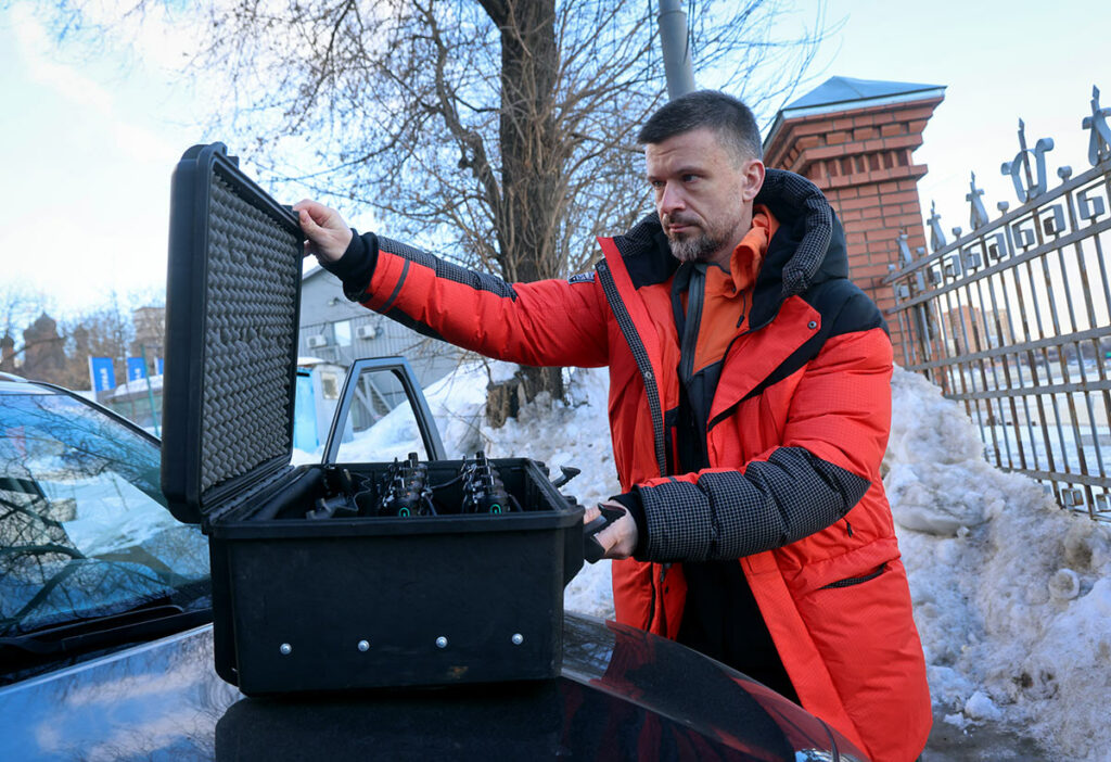 Григорий Сергеев, открывает чемодан снаряжением