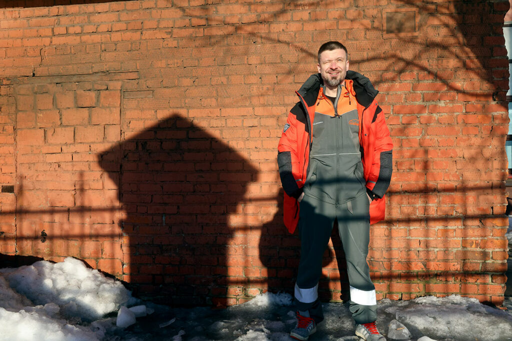 Григорий Сергеев на фоне кирпичной стены